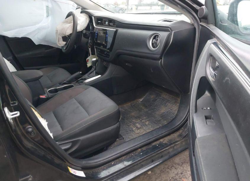 Photo 5 of 2018 Toyota Corolla LE (VIN 2T1BURHE1JC057591)