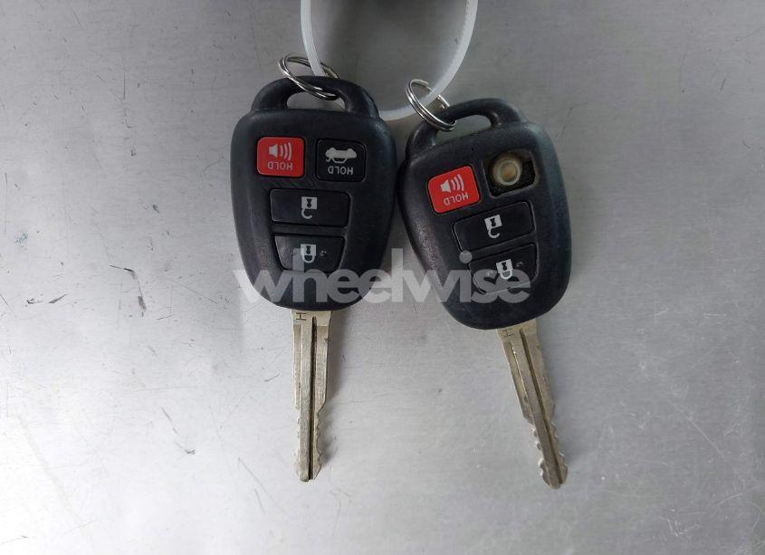 Photo 11 of 2018 Toyota Corolla LE (VIN 2T1BURHE1JC068106)