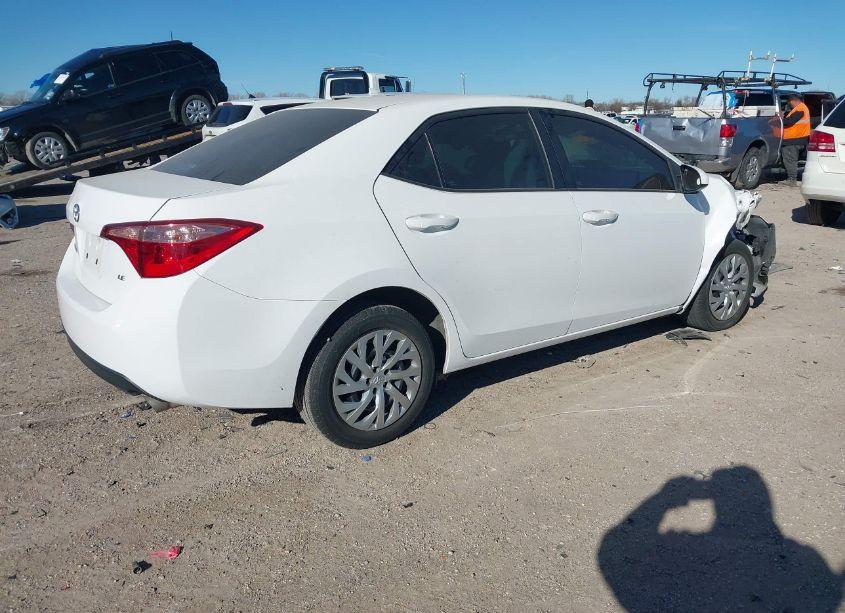 Photo 4 of 2018 Toyota Corolla LE (VIN 2T1BURHE1JC114890)