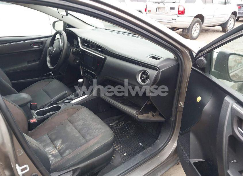 Photo 5 of 2019 Toyota Corolla LE (VIN 2T1BURHE1KC153948)