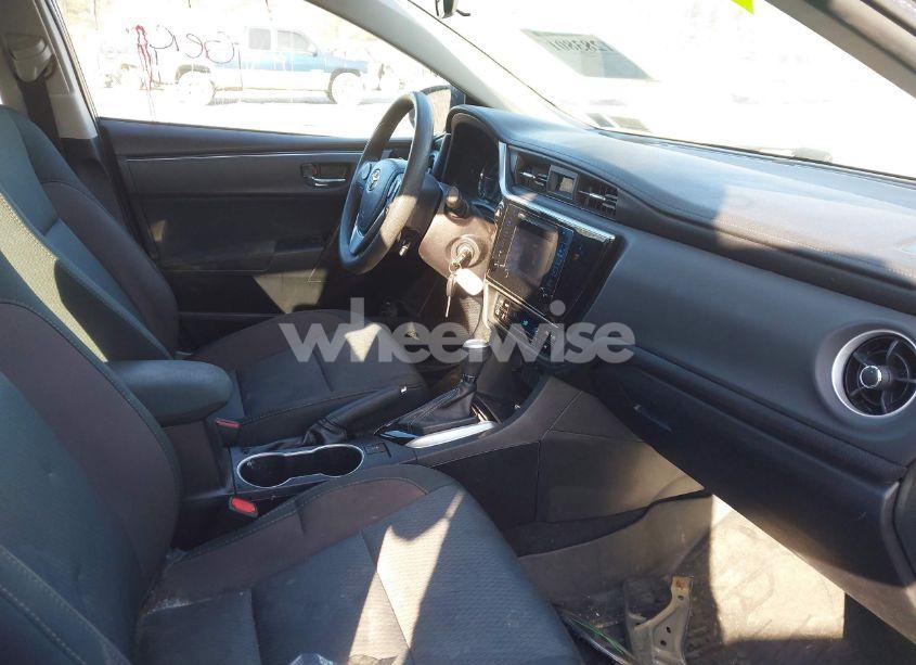 Photo 5 of 2019 Toyota Corolla LE (VIN 2T1BURHE1KC216062)