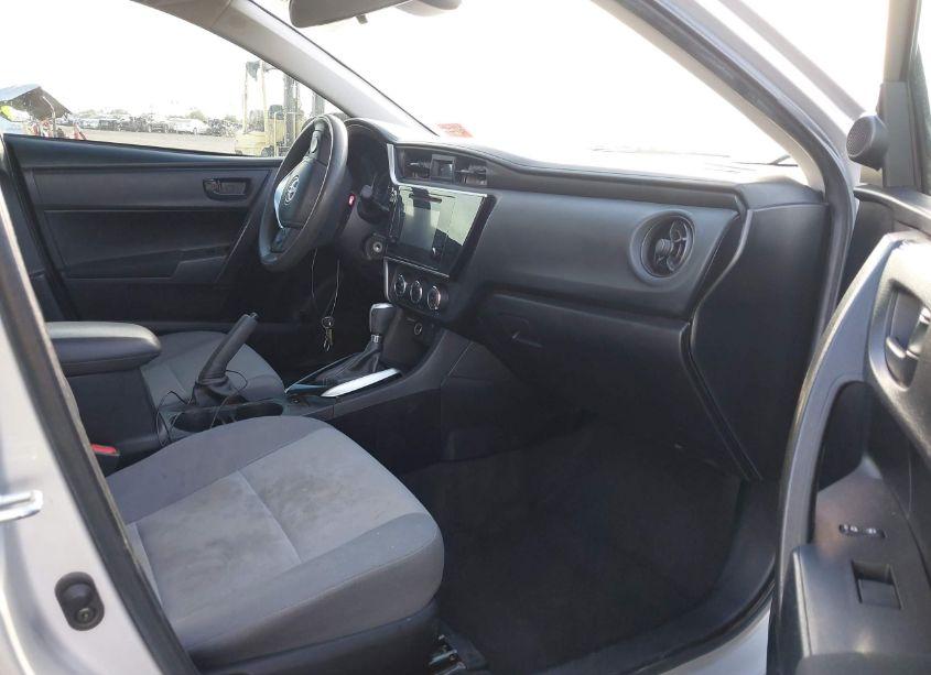 Photo 5 of 2019 Toyota Corolla L (VIN 2T1BURHE1KC218104)