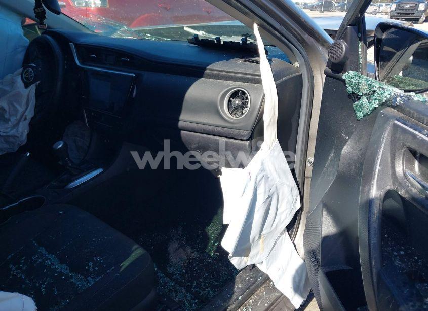 Photo 5 of 2019 Toyota Corolla LE (VIN 2T1BURHE1KC225697)