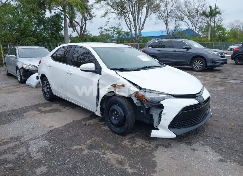 2017 Toyota Corolla LE (VIN 2T1BURHE2HC811835) main photo