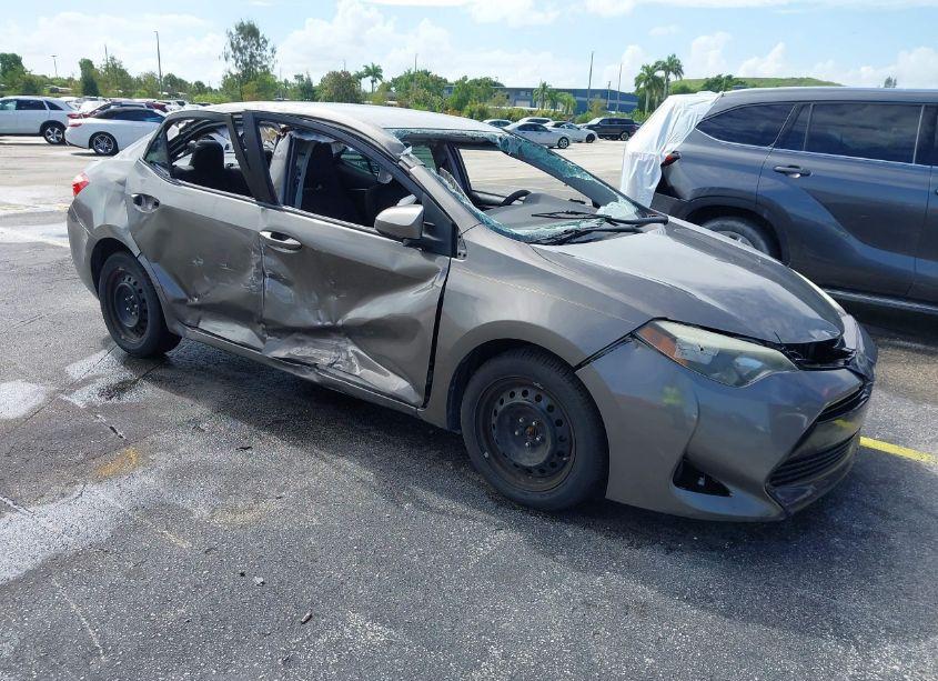 2017 Toyota Corolla LE (VIN 2T1BURHE2HC836198) main photo