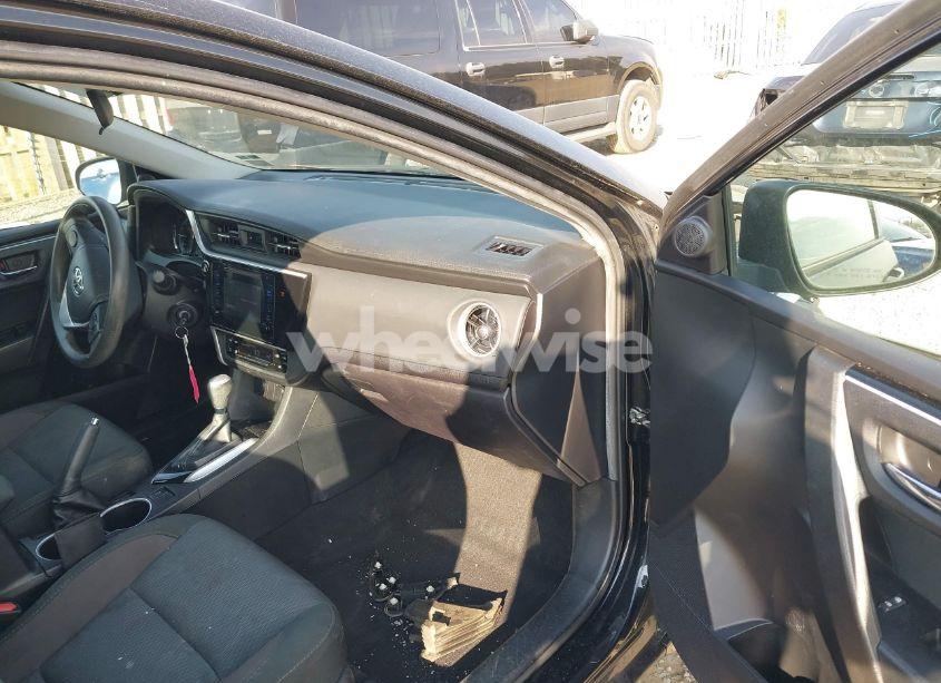 Photo 5 of 2018 Toyota Corolla LE (VIN 2T1BURHE2JC018752)