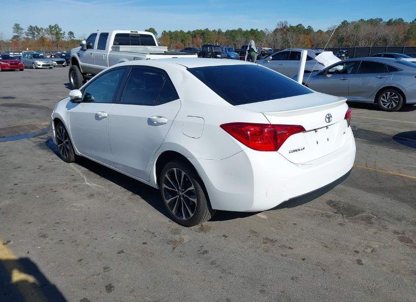 Photo 3 of 2018 Toyota Corolla SE (VIN 2T1BURHE2JC026575)