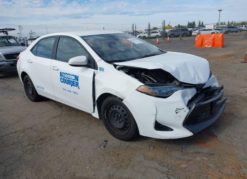 2018 Toyota Corolla LE (VIN 2T1BURHE2JC068342) main photo