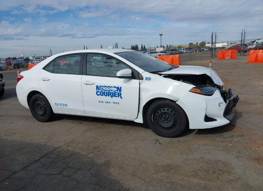 Photo 13 of 2018 Toyota Corolla LE (VIN 2T1BURHE2JC068342)