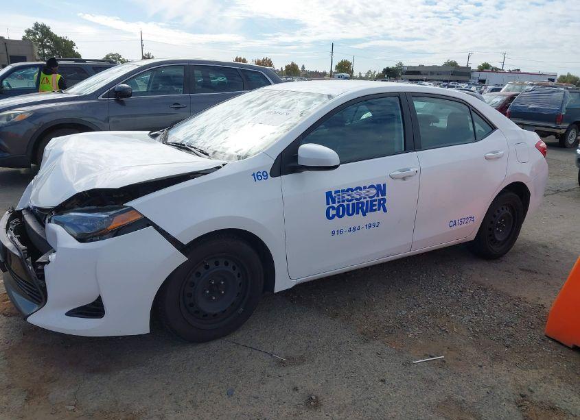 Photo 14 of 2018 Toyota Corolla LE (VIN 2T1BURHE2JC068342)