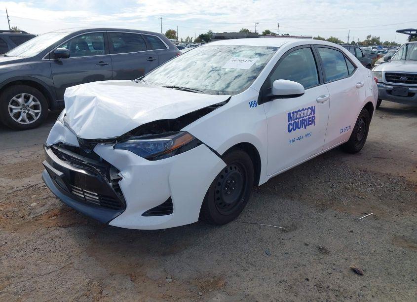 Photo 2 of 2018 Toyota Corolla LE (VIN 2T1BURHE2JC068342)