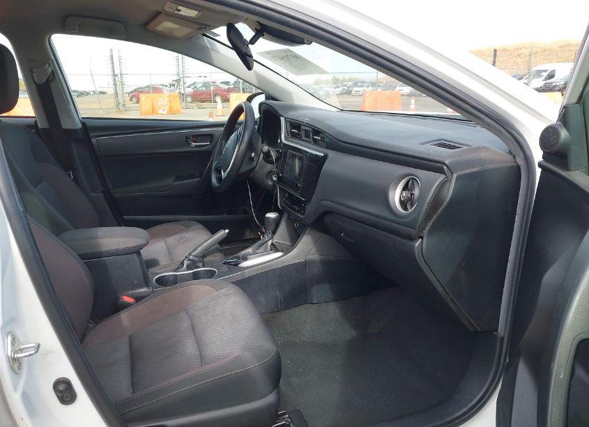 Photo 5 of 2018 Toyota Corolla LE (VIN 2T1BURHE2JC068342)