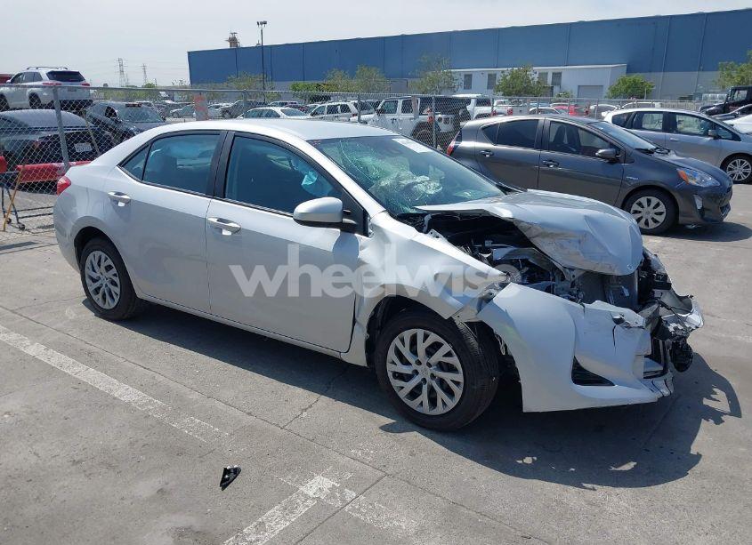 2018 Toyota Corolla LE (VIN 2T1BURHE2JC085254) main photo