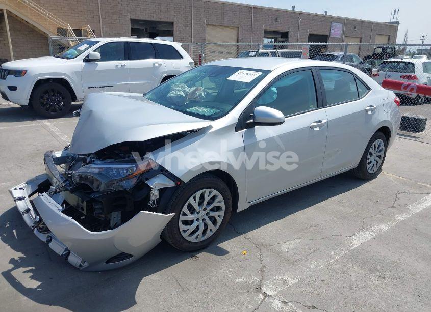 Photo 2 of 2018 Toyota Corolla LE (VIN 2T1BURHE2JC085254)