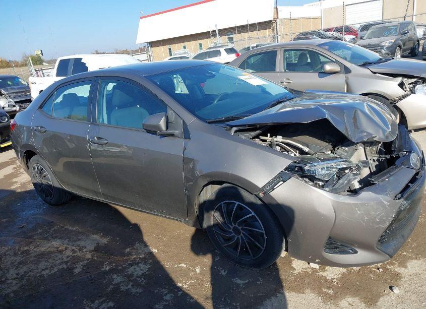 Photo 13 of 2018 Toyota Corolla LE (VIN 2T1BURHE2JC088557)