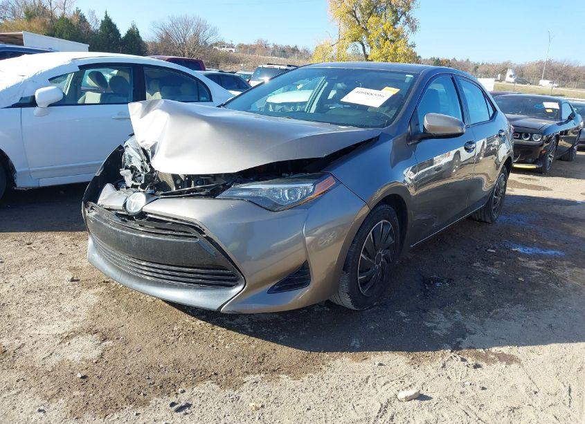 Photo 2 of 2018 Toyota Corolla LE (VIN 2T1BURHE2JC088557)