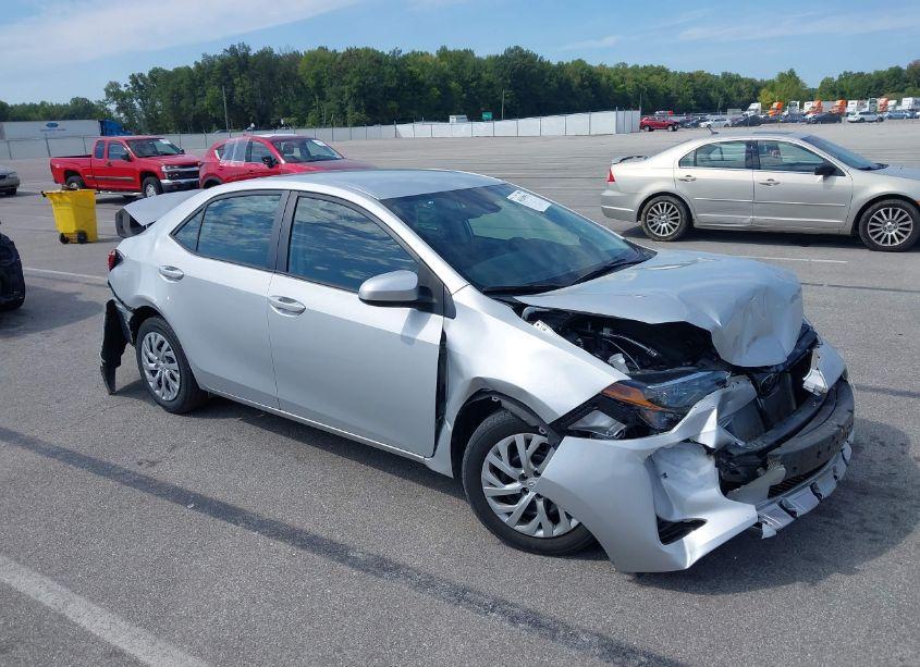 2018 Toyota Corolla LE (VIN 2T1BURHE2JC098814) main photo