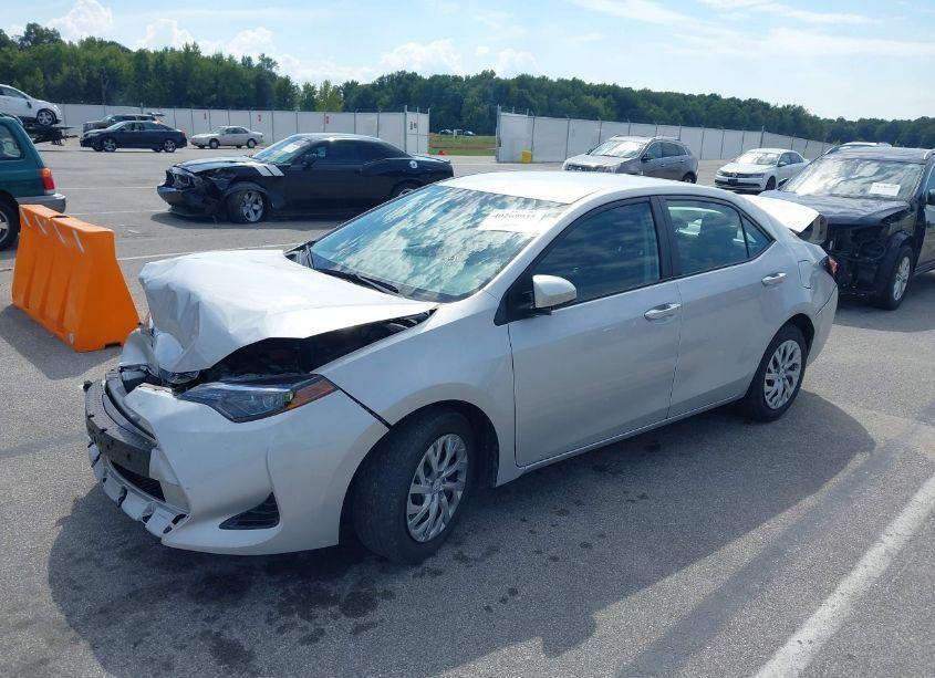Photo 2 of 2018 Toyota Corolla LE (VIN 2T1BURHE2JC098814)