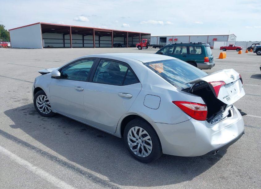 Photo 3 of 2018 Toyota Corolla LE (VIN 2T1BURHE2JC098814)