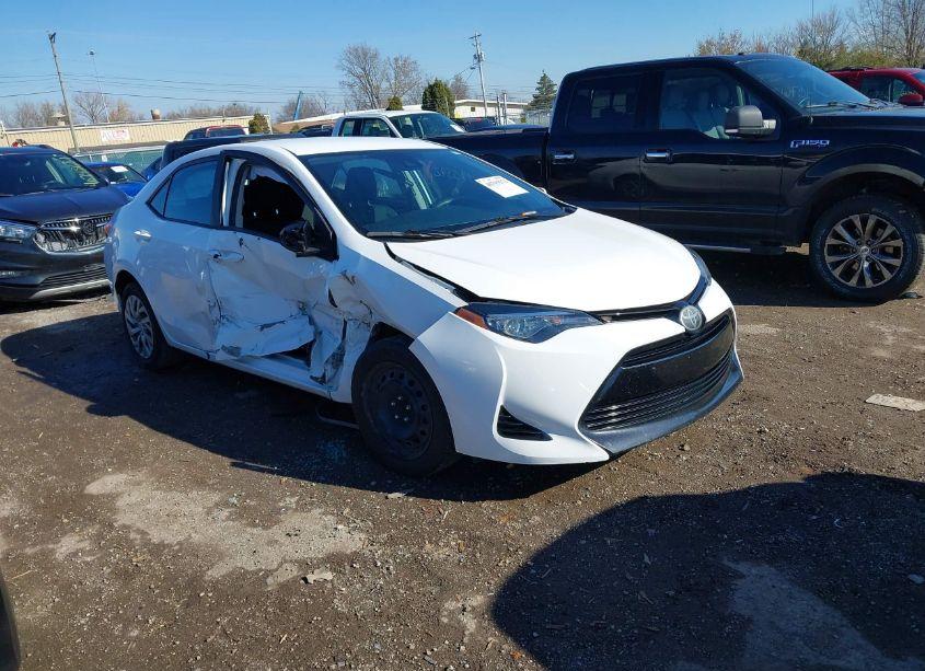 2018 Toyota Corolla LE (VIN 2T1BURHE2JC103851) main photo
