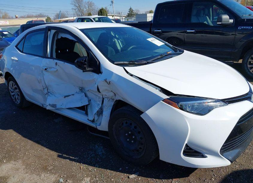 Photo 6 of 2018 Toyota Corolla LE (VIN 2T1BURHE2JC103851)