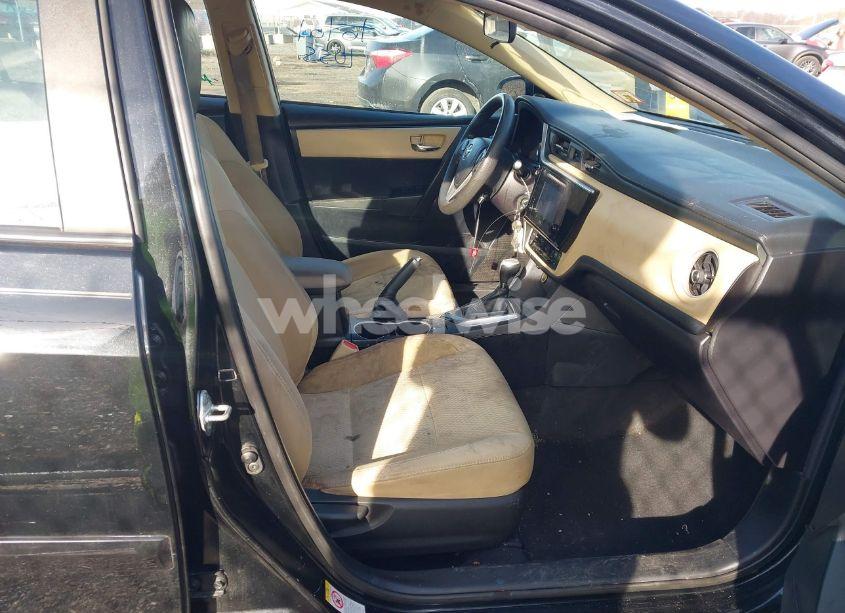 Photo 5 of 2018 Toyota Corolla LE (VIN 2T1BURHE2JC116826)