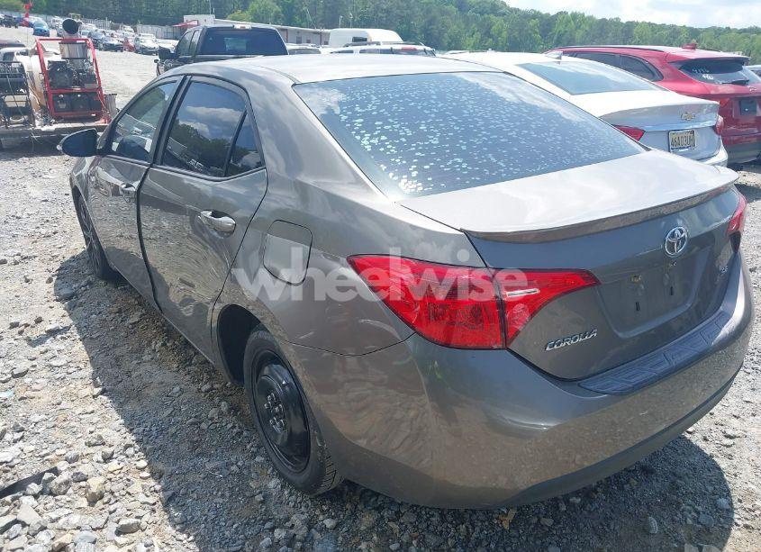 Photo 3 of 2018 Toyota Corolla SE (VIN 2T1BURHE2JC971073)