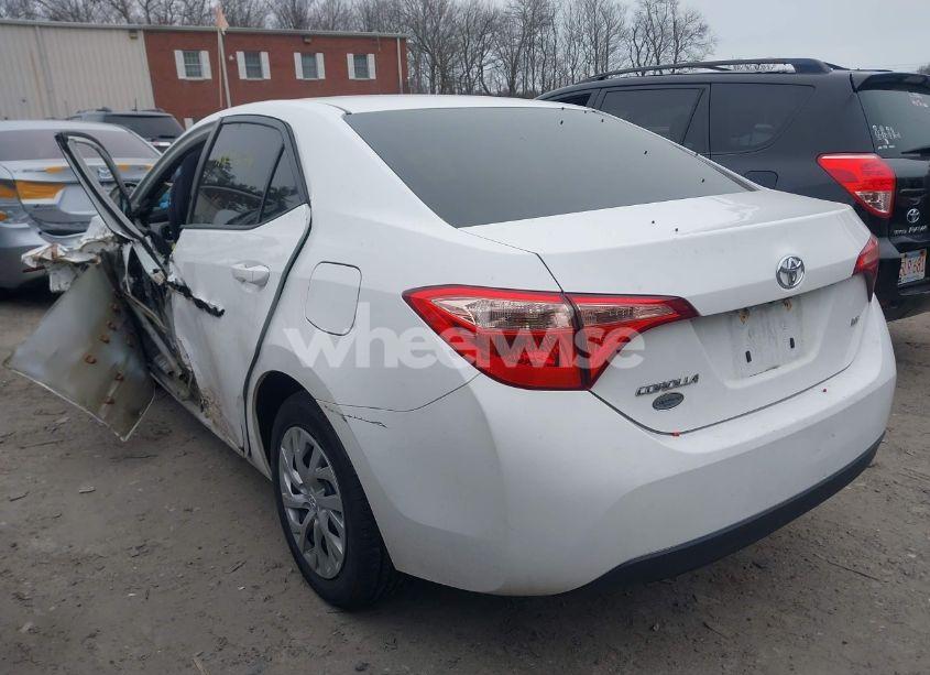 Photo 3 of 2018 Toyota Corolla LE (VIN 2T1BURHE2JC996619)