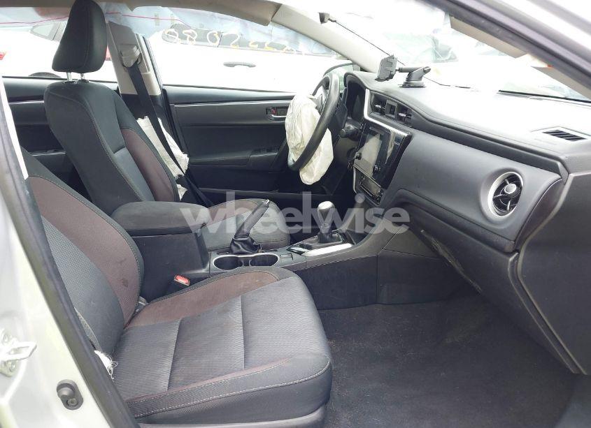 Photo 5 of 2019 Toyota Corolla LE (VIN 2T1BURHE2KC146071)