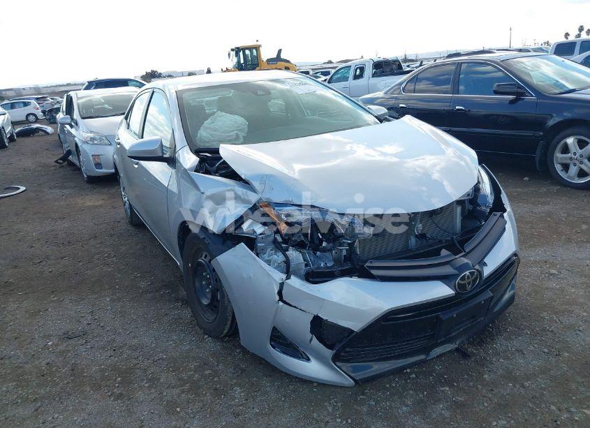 2019 Toyota Corolla LE (VIN 2T1BURHE2KC152131) main photo