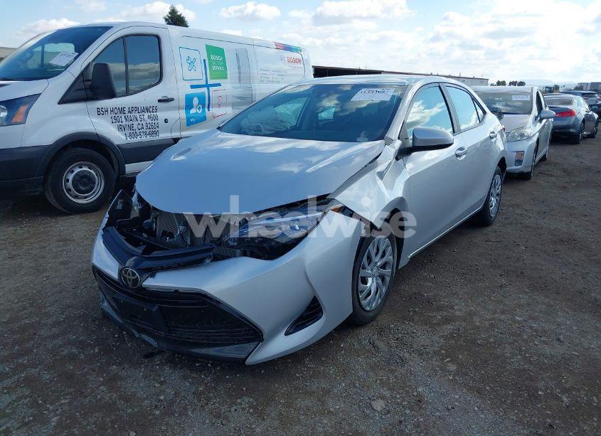 Photo 2 of 2019 Toyota Corolla LE (VIN 2T1BURHE2KC152131)