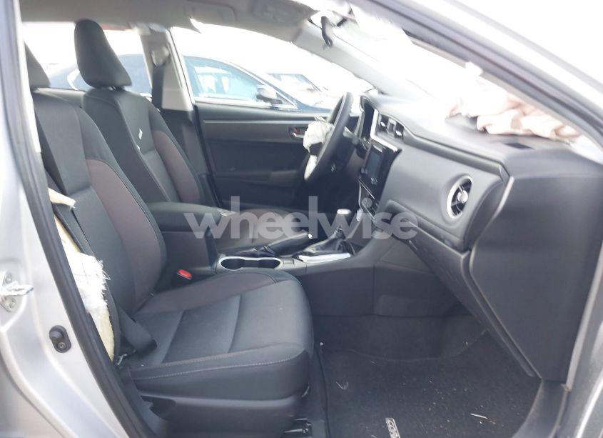 Photo 5 of 2019 Toyota Corolla LE (VIN 2T1BURHE2KC152131)