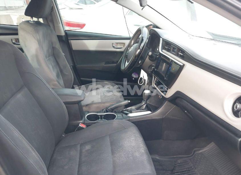 Photo 5 of 2019 Toyota Corolla LE (VIN 2T1BURHE2KC162352)