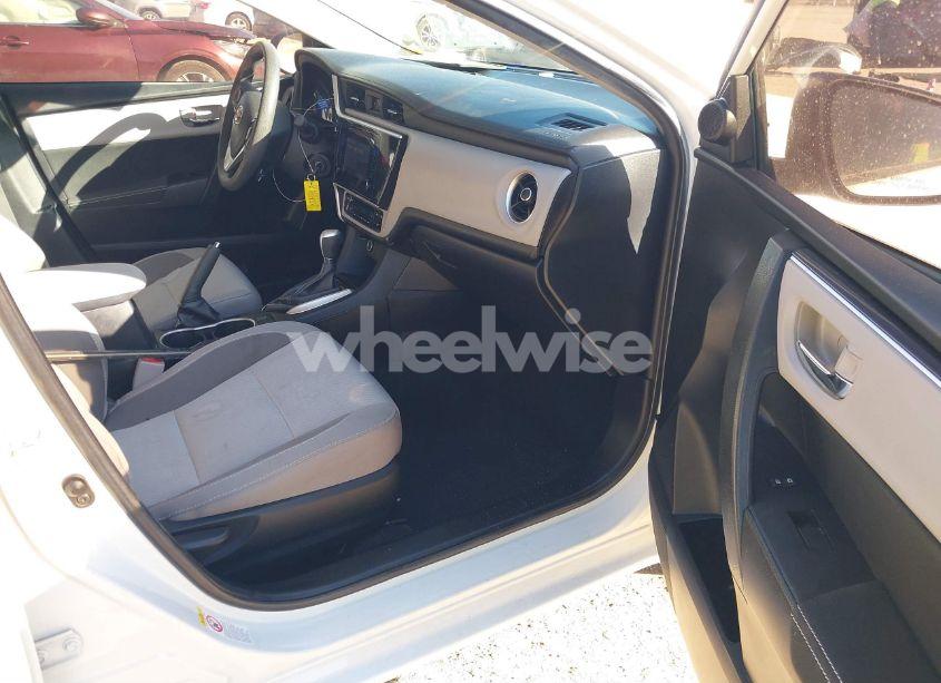 Photo 5 of 2019 Toyota Corolla LE (VIN 2T1BURHE2KC176395)