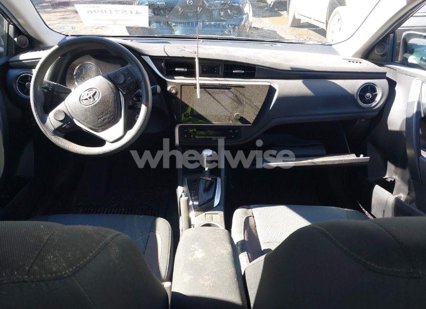 Photo 5 of 2019 Toyota Corolla LE (VIN 2T1BURHE2KC186389)