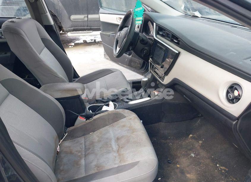 Photo 5 of 2019 Toyota Corolla LE (VIN 2T1BURHE2KC206835)