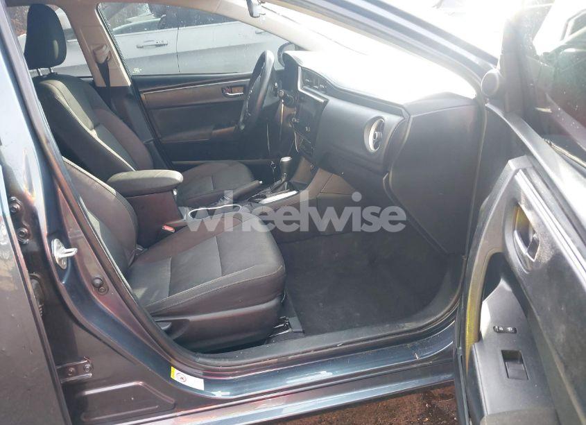 Photo 5 of 2019 Toyota Corolla LE (VIN 2T1BURHE2KC240726)