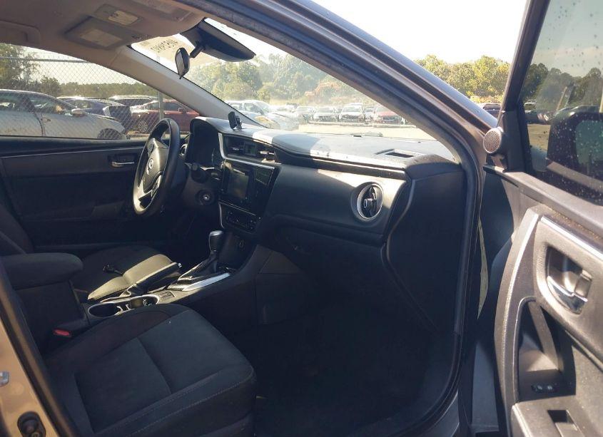 Photo 5 of 2019 Toyota Corolla LE (VIN 2T1BURHE2KC241858)