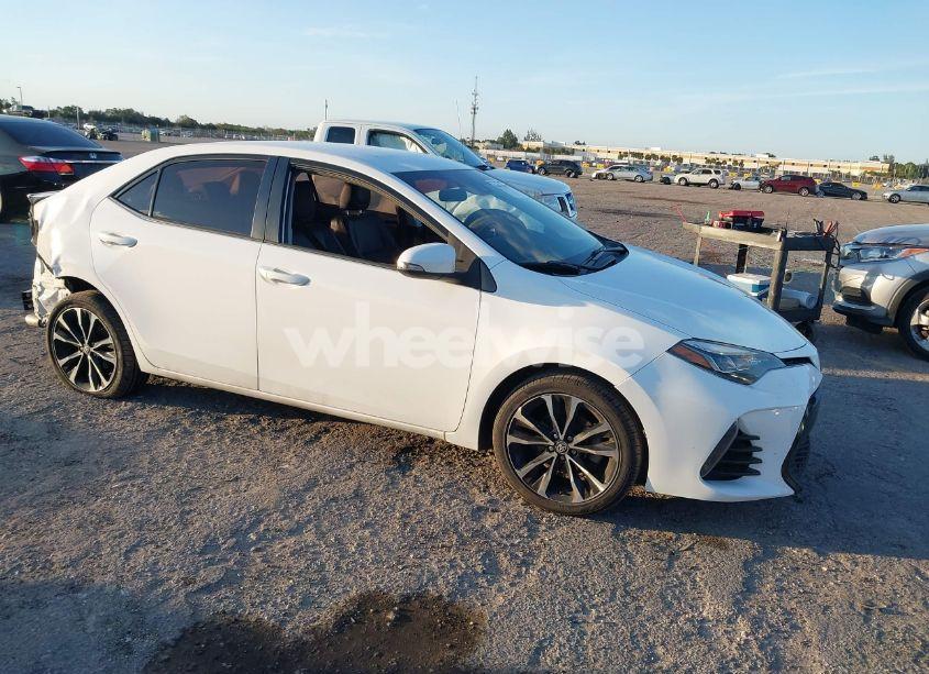 2017 Toyota Corolla SE (VIN 2T1BURHE3HC819135) main photo