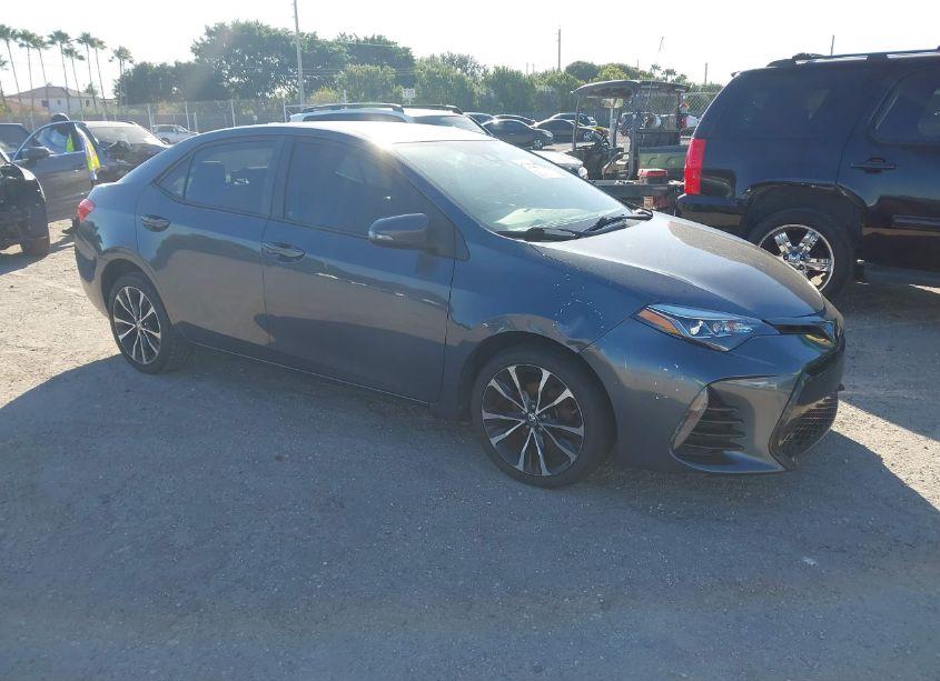 2017 Toyota Corolla SE (VIN 2T1BURHE3HC843631) main photo