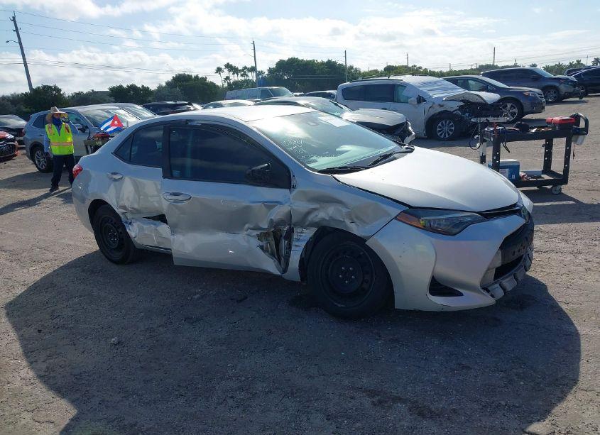 2017 Toyota Corolla LE (VIN 2T1BURHE3HC941901) main photo