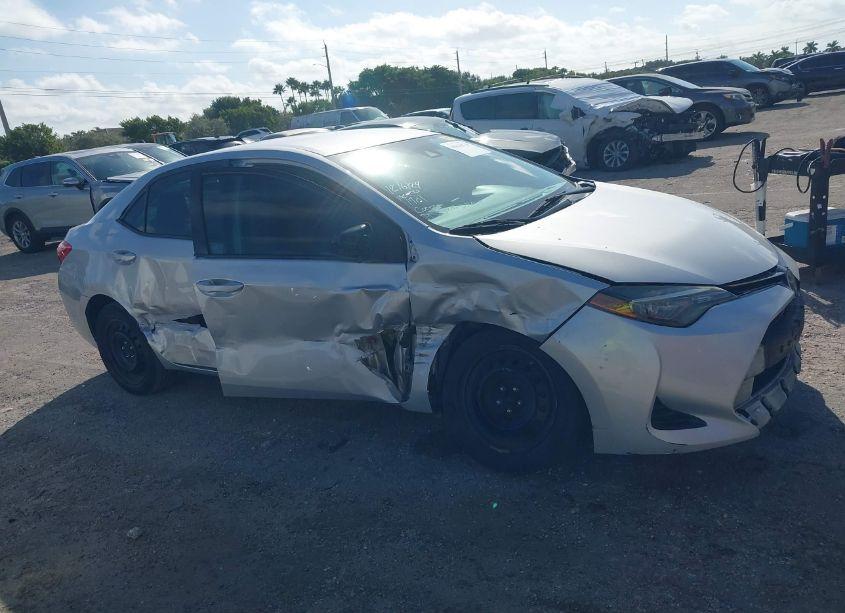 Photo 6 of 2017 Toyota Corolla LE (VIN 2T1BURHE3HC941901)