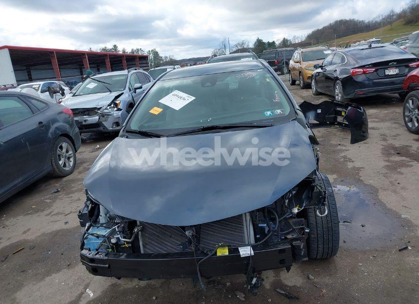 Photo 13 of 2018 Toyota Corolla LE (VIN 2T1BURHE3JC009137)