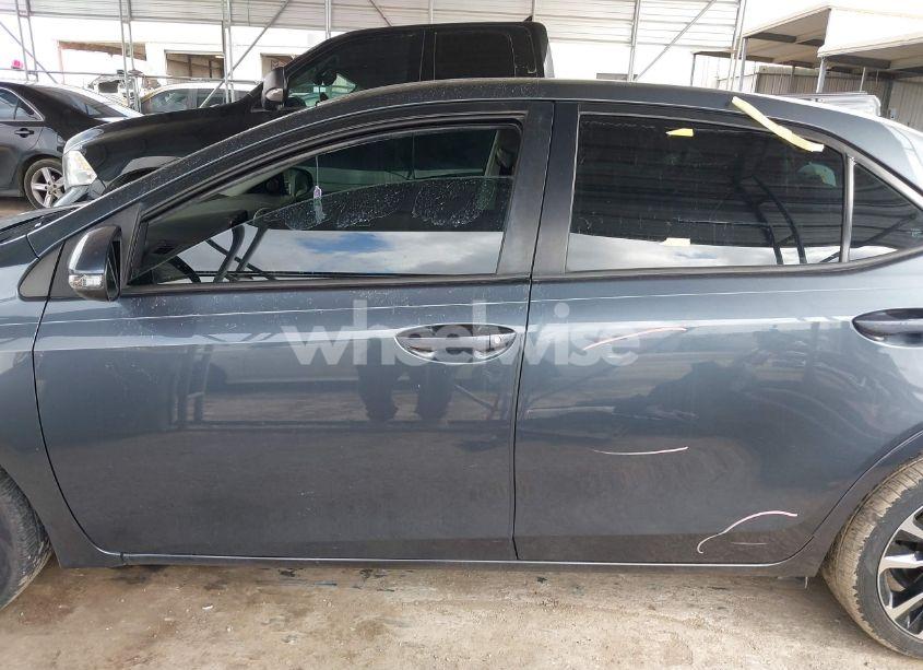 Photo 15 of 2018 Toyota Corolla SE (VIN 2T1BURHE3JC017643)