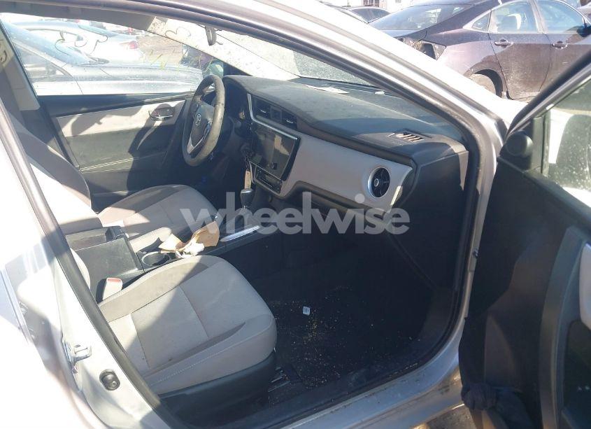 Photo 5 of 2018 Toyota Corolla LE (VIN 2T1BURHE3JC038671)