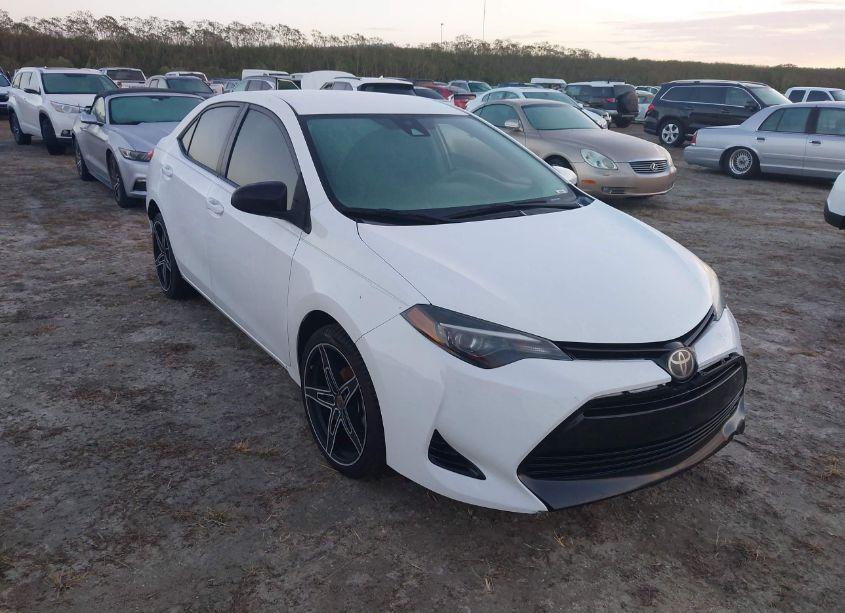 2018 Toyota Corolla L (VIN 2T1BURHE3JC041201) main photo