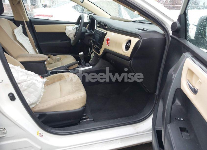 Photo 5 of 2018 Toyota Corolla LE (VIN 2T1BURHE3JC051274)