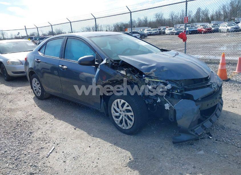 2018 Toyota Corolla LE (VIN 2T1BURHE3JC061674) main photo