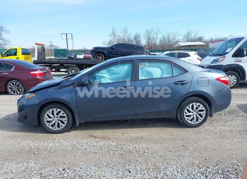 Photo 14 of 2018 Toyota Corolla LE (VIN 2T1BURHE3JC061674)