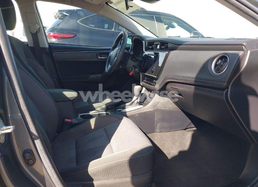 Photo 5 of 2018 Toyota Corolla LE (VIN 2T1BURHE3JC102949)